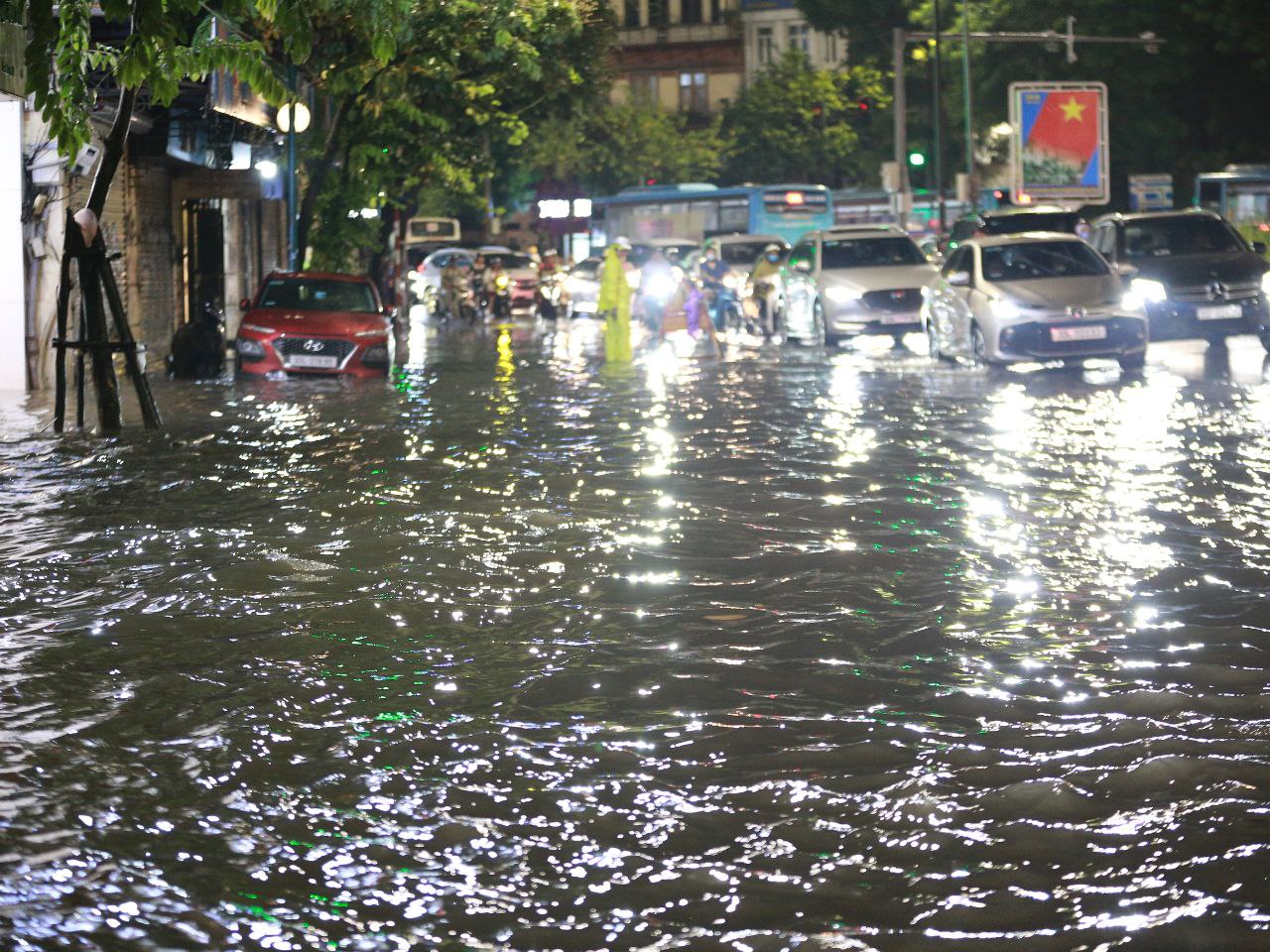 Ngay lúc này: Nhiều tuyến phố Hà Nội ngập thành sông sau cơn mưa tầm tã giờ tan tầm- Ảnh 15.