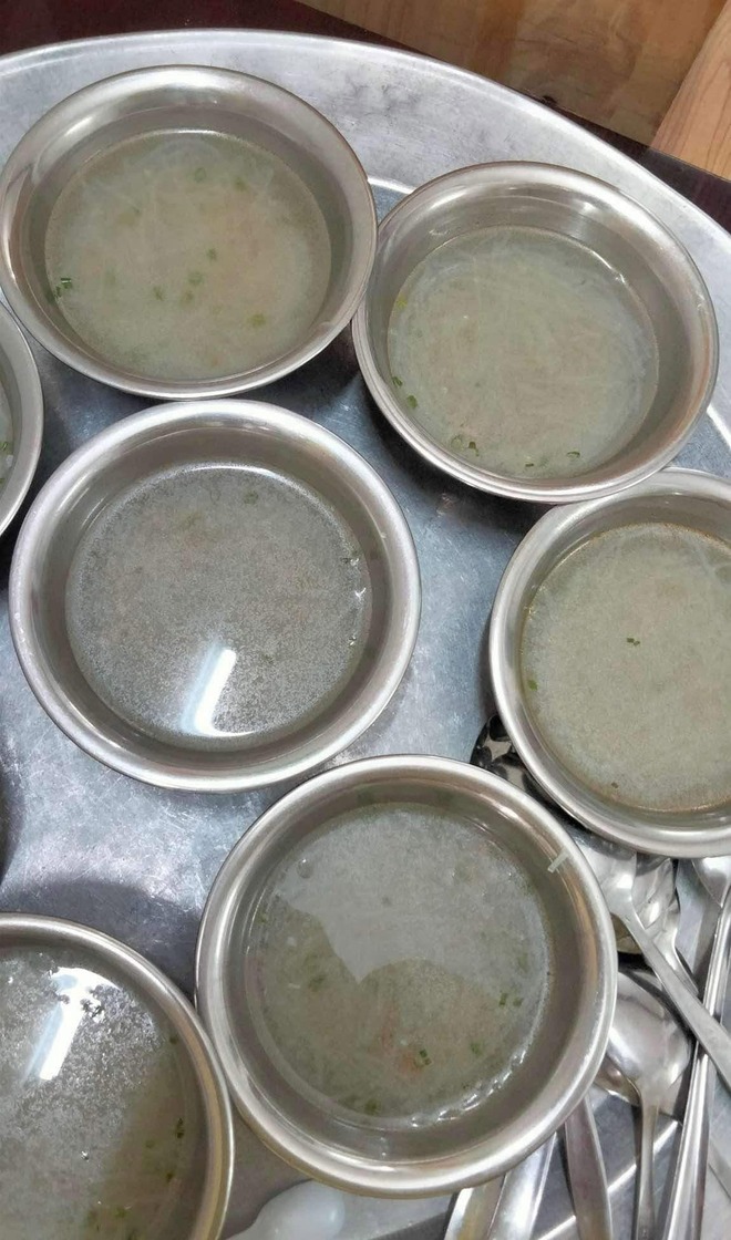 Bức xúc loạt ảnh bữa ăn đạm bạc nghi của lớp mầm non ở Hà Nội: Ăn cơm với chuối, nhìn đĩa bánh mới xót xa - Ảnh 1. Bức xúc loạt ảnh bữa ăn đạm bạc nghi của lớp mầm non ở Hà Nội: Ăn cơm với chuối, nhìn đĩa bánh mới xót xa - Ảnh 1.