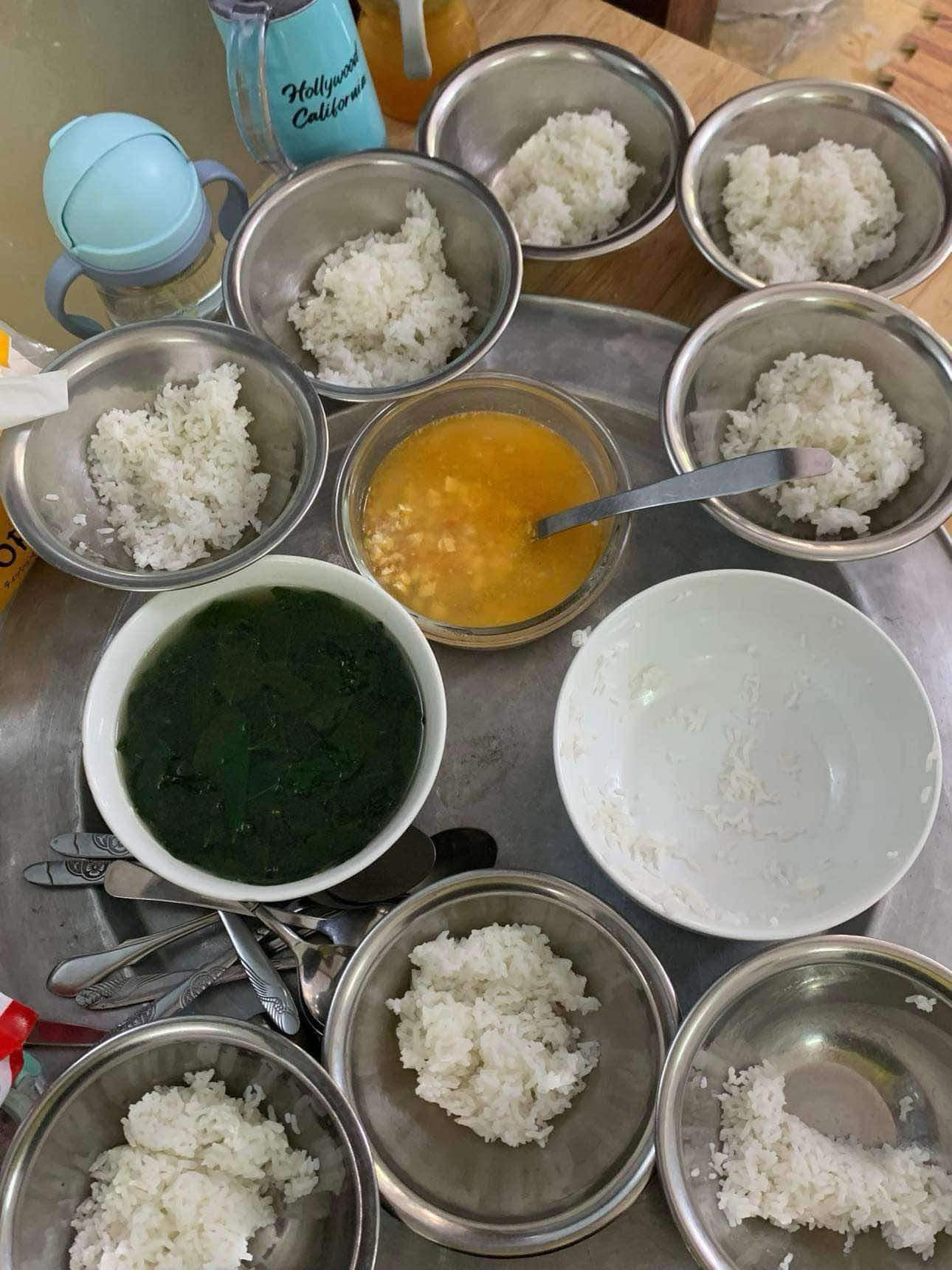 Bức xúc loạt ảnh bữa ăn đạm bạc nghi của lớp mầm non ở Hà Nội: Ăn cơm với chuối, nhìn đĩa bánh mới xót xa - Ảnh 11. Bức xúc loạt ảnh bữa ăn đạm bạc nghi của lớp mầm non ở Hà Nội: Ăn cơm với chuối, nhìn đĩa bánh mới xót xa - Ảnh 11.