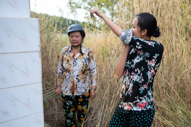 Ngọc Châu sốc khi nhìn mẹ lần cuối - Ảnh 2.