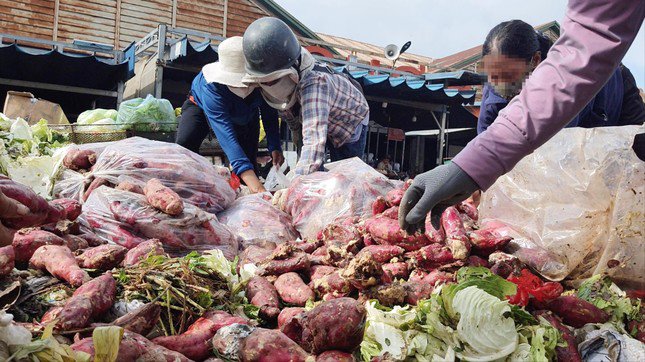 &quot;Lên đời&quot; cho thực phẩm bẩn: Nhặt rác về bán, chế biến món ăn - Ảnh 2.