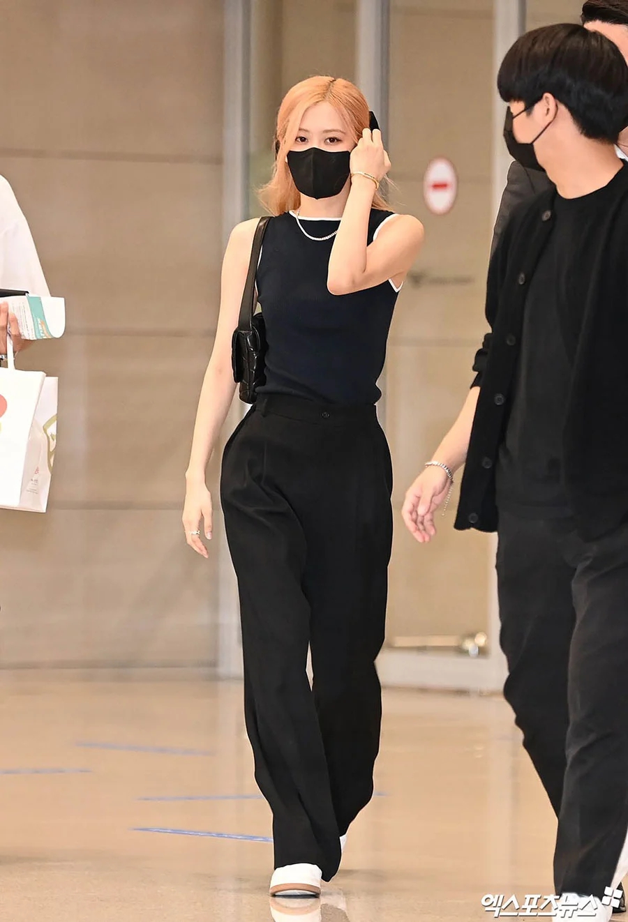 blackpink-220914-rose-incheon-international-airport-1-1695291749963136794155jpg-17237193723491443674494.jpg