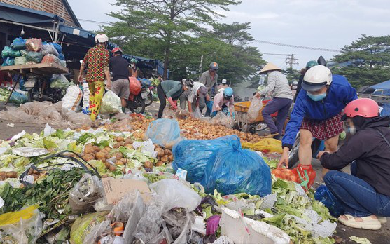 &quot;Lên đời&quot; cho thực phẩm bẩn: Nhặt rác về bán, chế biến món ăn