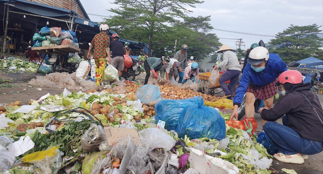 &quot;Lên đời&quot; cho thực phẩm bẩn: Nhặt rác về bán, chế biến món ăn - Ảnh 1.