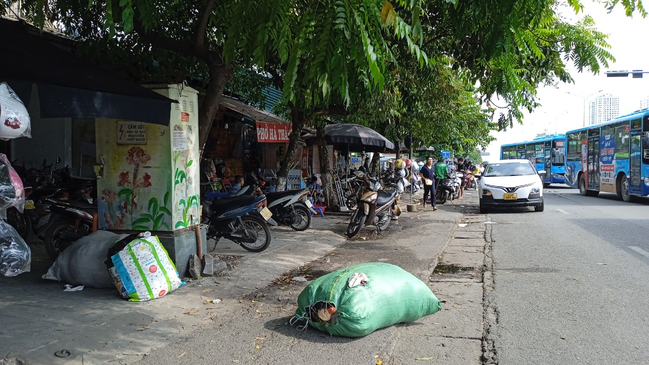 Theo nguồn tin, người đàn ông hiện đang ở cùng gia đình ngay cạnh bến xe Giáp Bát