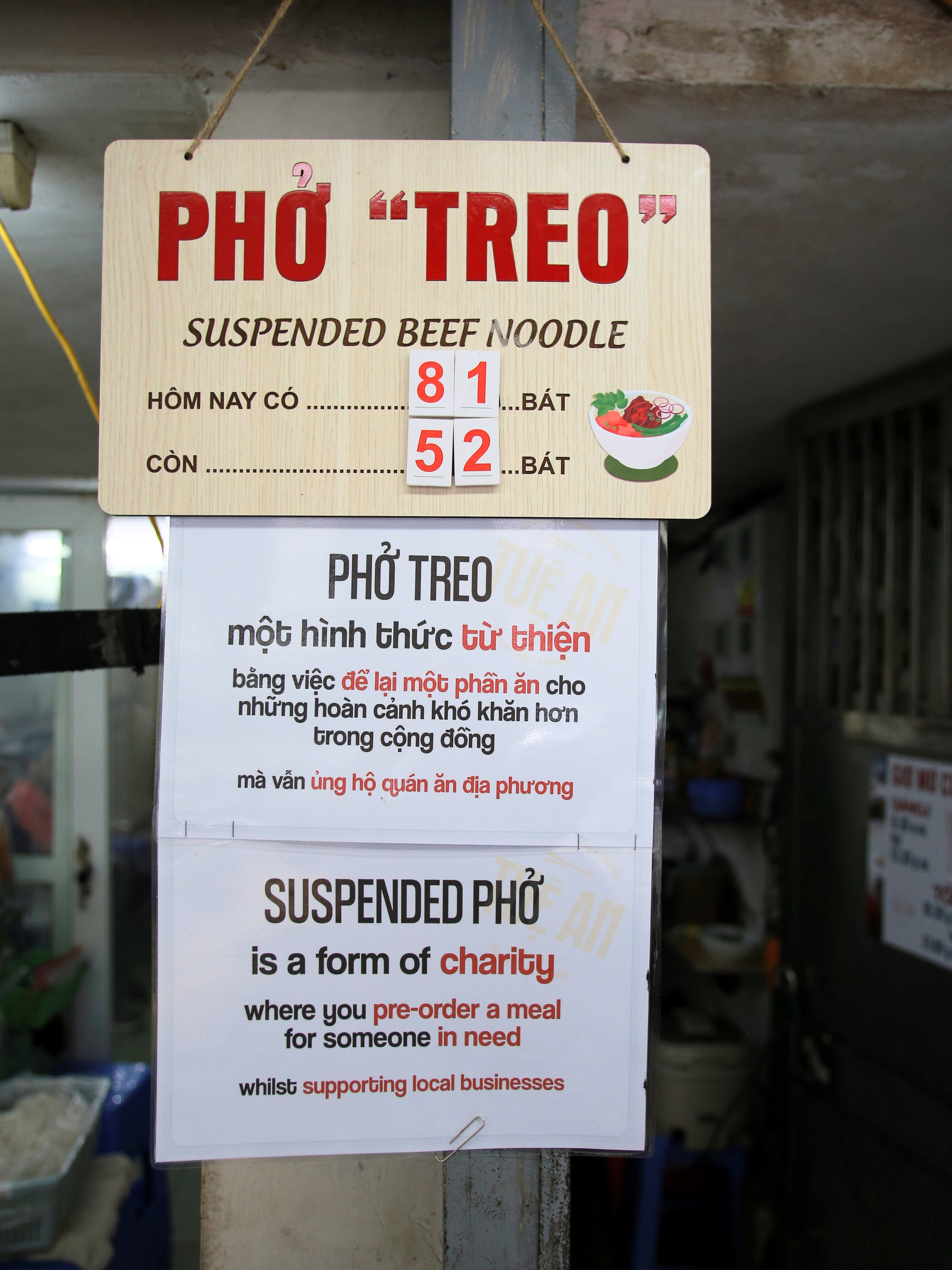 Người phụ nữ đằng sau những bát &quot;phở treo&quot; giữa lòng Hà Nội: Mỗi ngày quán treo 30 bát, khách bắt đầu treo từ bát thứ 31- Ảnh 11.