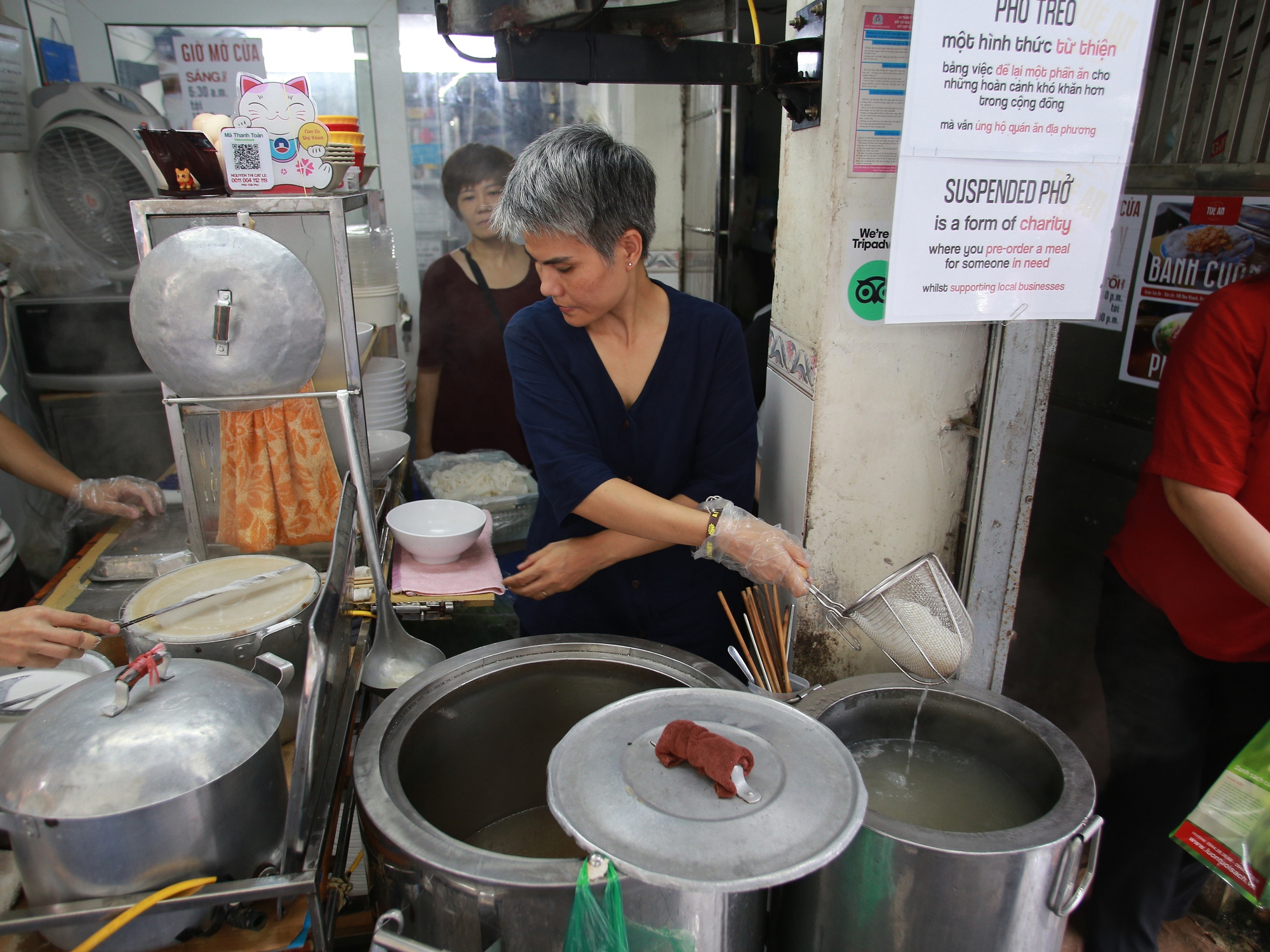 Người phụ nữ đằng sau những bát &quot;phở treo&quot; giữa lòng Hà Nội: Mỗi ngày quán treo 30 bát, khách bắt đầu treo từ bát thứ 31- Ảnh 3.