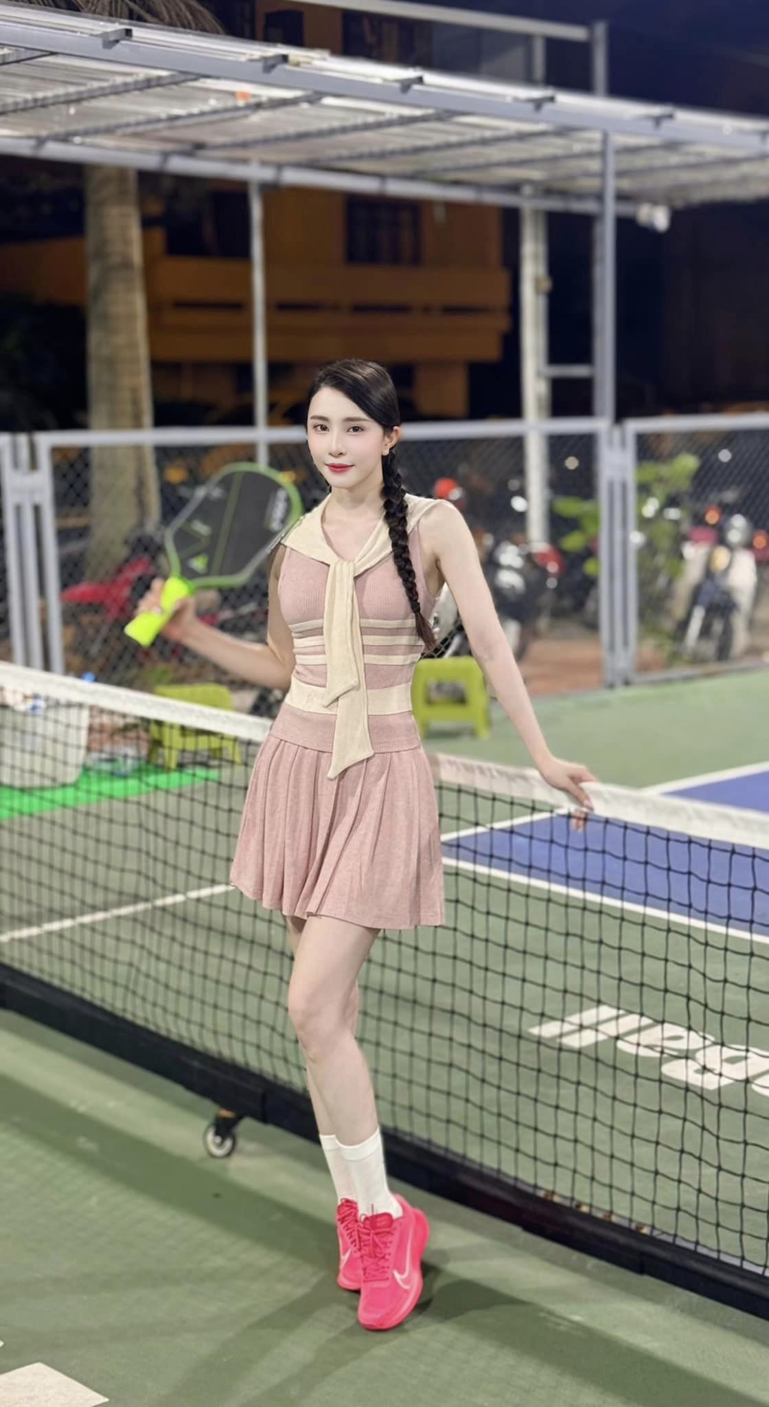 Quỳnh Nga diện đồ bộ đi đánh pickleball, hỏi netizen như vậy có ổn không?- Ảnh 6.