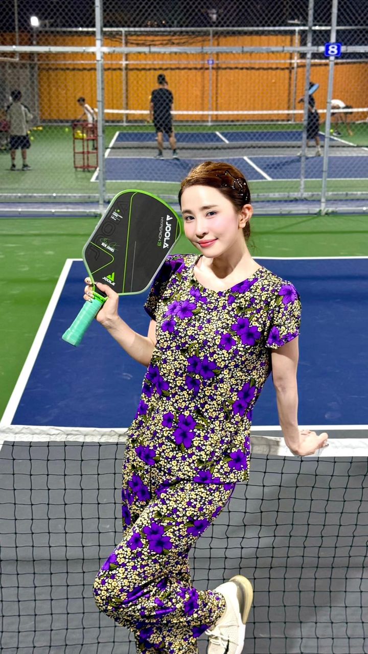 Quỳnh Nga diện đồ bộ đi đánh pickleball, hỏi netizen như vậy có ổn không?- Ảnh 1.