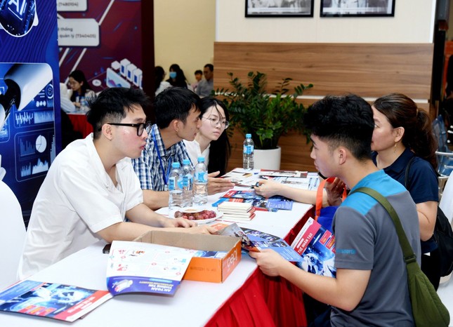 Bộ GD&ĐT thông báo khẩn: Chỉ được công bố điểm chuẩn khi kết thúc lần lọc ảo cuối cùng - Ảnh 1.