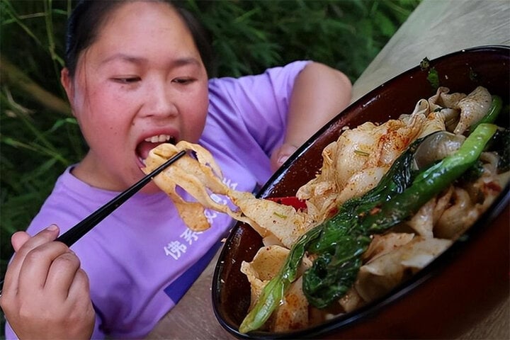 &quot;Thánh mukbang&quot; 33 tuổi trông già như 60 sau 3 năm ăn thùng uống vại - Ảnh 4.