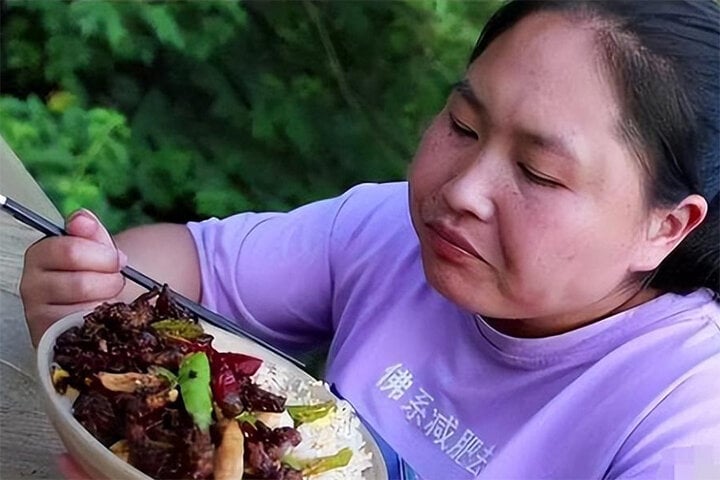 &quot;Thánh mukbang&quot; 33 tuổi trông già như 60 sau 3 năm ăn thùng uống vại - Ảnh 7.