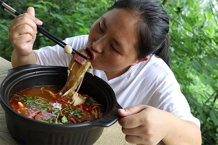 &quot;Thánh mukbang&quot; 33 tuổi trông già như 60 sau 3 năm ăn thùng uống vại - Ảnh 5.