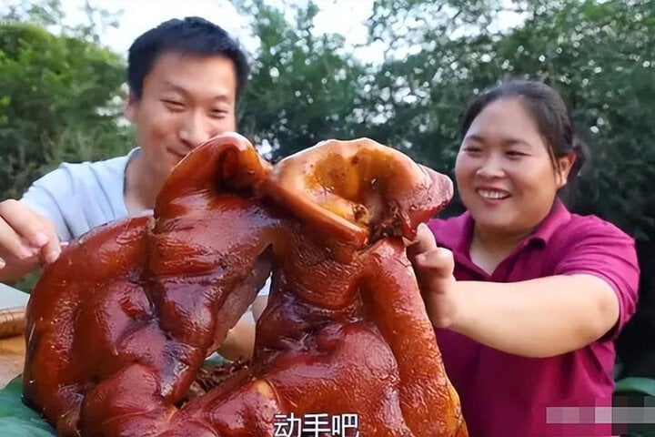 &quot;Thánh mukbang&quot; 33 tuổi trông già như 60 sau 3 năm ăn thùng uống vại - Ảnh 2.