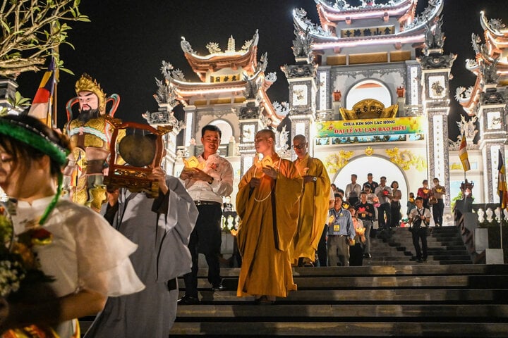 Phật tử cài hoa hồng trắng bật khóc nhớ thương cha mẹ trong lễ Vu lan - Ảnh 9.