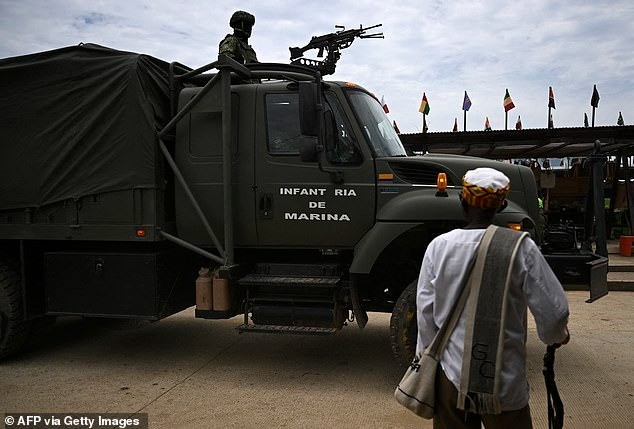 3,000 police and snipers protect Meghan - Harry - Photo 5.