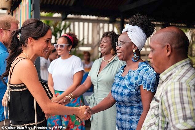 3,000 police and snipers protect Meghan - Harry - Photo 1.