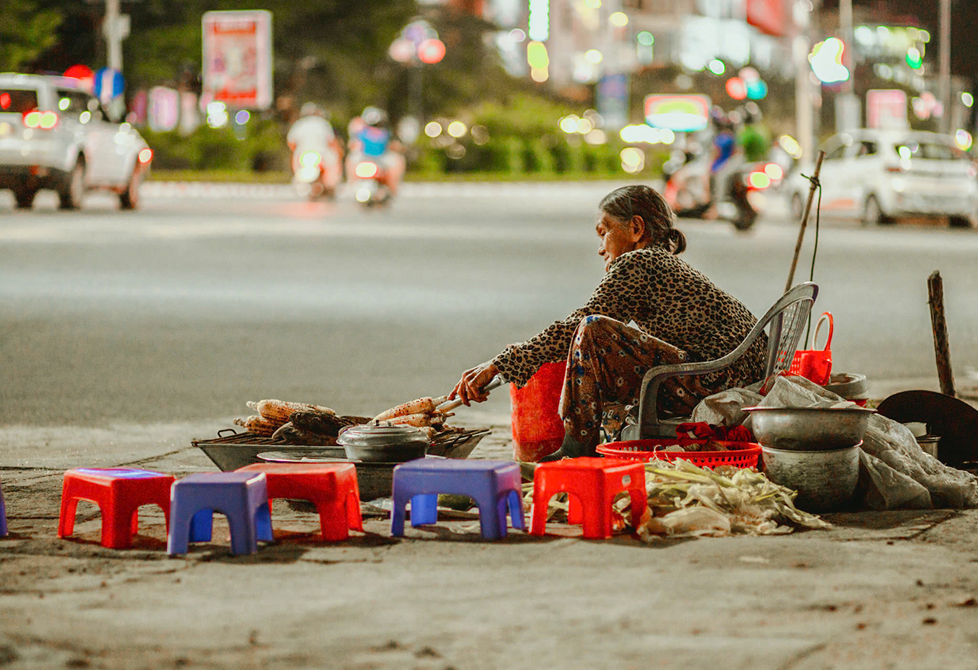 Cầm vài chục nghìn đồng, thử cảm giác ăn không nhìn giá ở ‘xứ hoa vàng cỏ xanh’: 5.000/xiên xỏ lòi, 25.000/đĩa hải sản- Ảnh 9.