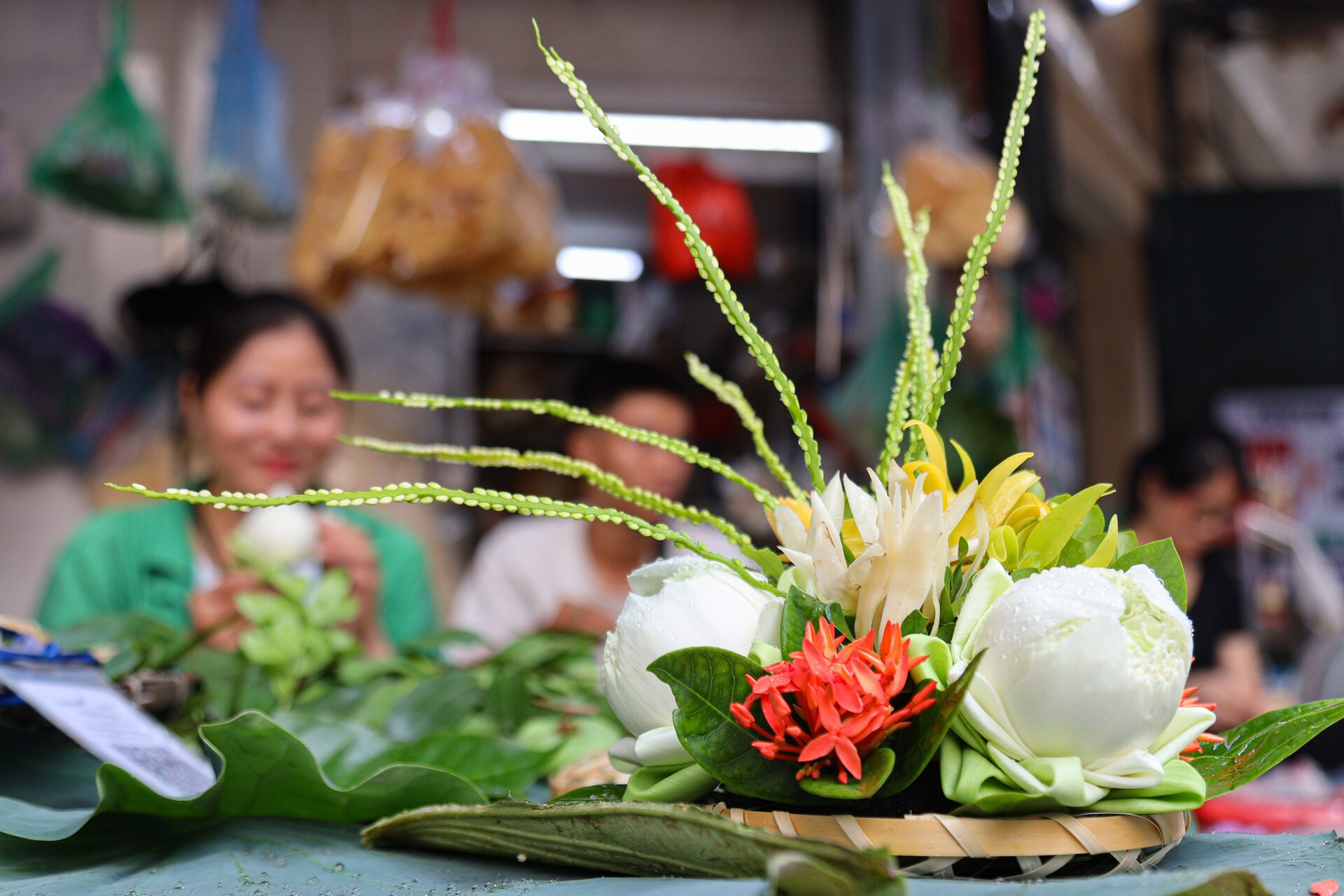 Chợ 'nhà giàu' Hà Nội đỏ lửa xuyên đêm nấu cỗ phục vụ khách rằm tháng 7 - Ảnh 14.