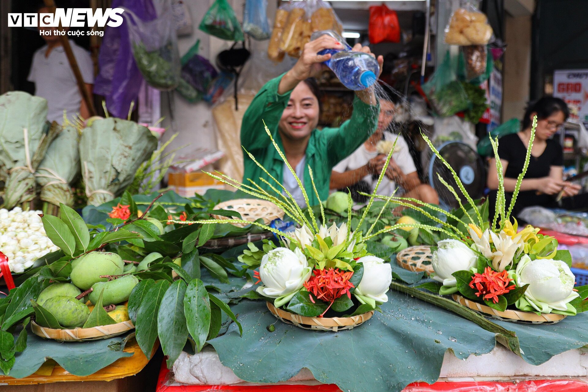 Chợ 'nhà giàu' Hà Nội đỏ lửa xuyên đêm nấu cỗ phục vụ khách rằm tháng 7 - Ảnh 16.