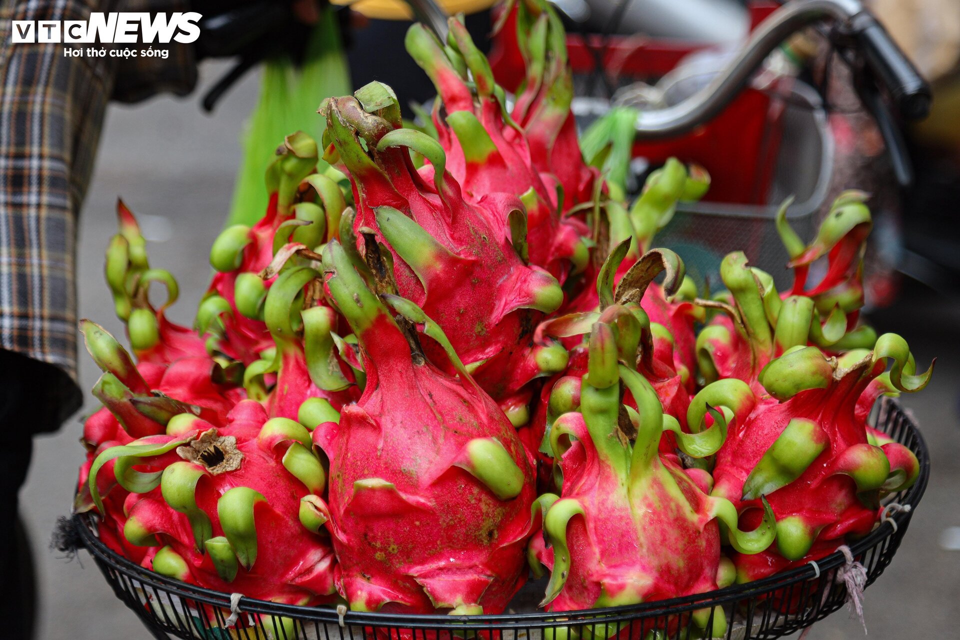 Chợ 'nhà giàu' Hà Nội đỏ lửa xuyên đêm nấu cỗ phục vụ khách rằm tháng 7 - Ảnh 18.