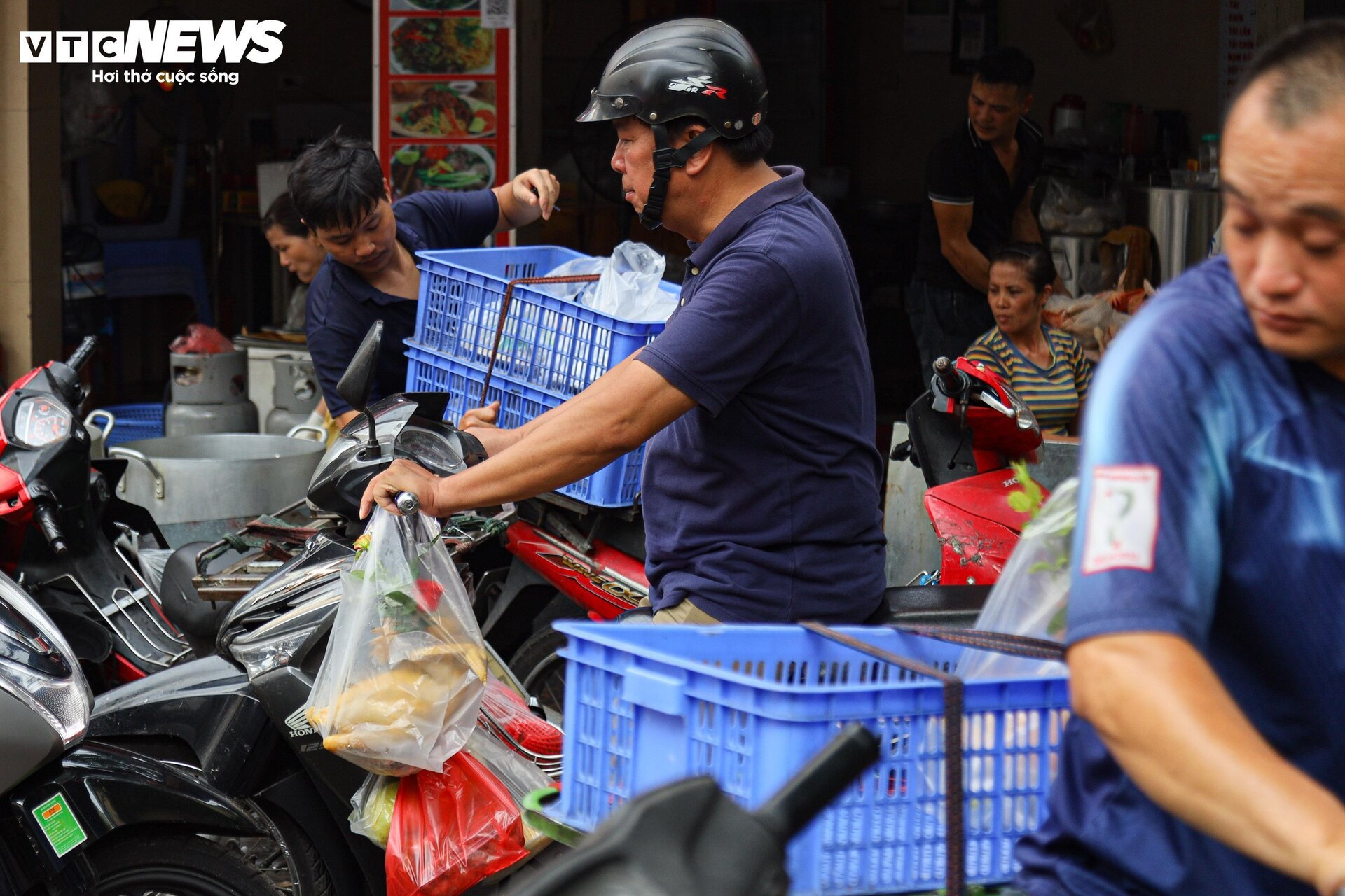 Chợ 'nhà giàu' Hà Nội đỏ lửa xuyên đêm nấu cỗ phục vụ khách rằm tháng 7 - Ảnh 21.