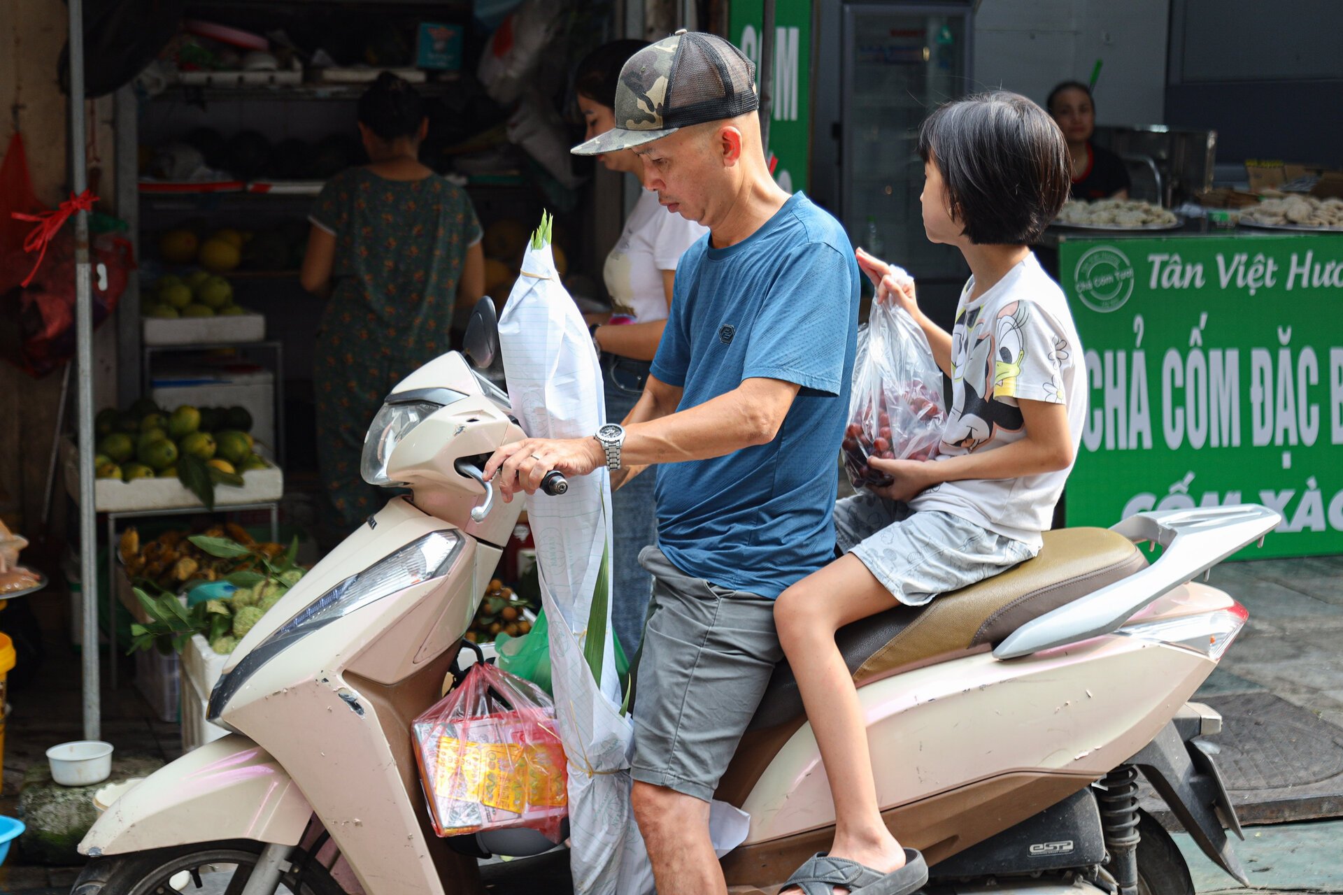 Chợ 'nhà giàu' Hà Nội đỏ lửa xuyên đêm nấu cỗ phục vụ khách rằm tháng 7 - Ảnh 20.