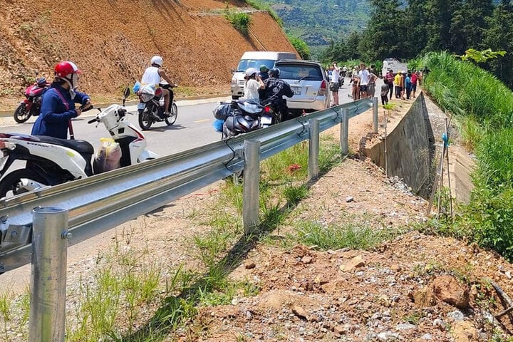 Ô tô lao xuống vực bốc cháy, 2 người thương vong ở Hà Giang - Ảnh 1.