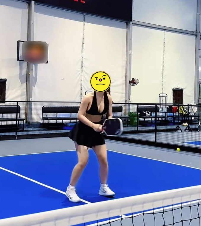 Giữa lùm xùm người chơi Pickleball “khoe thân, làm màu”, gái xinh mặc áo chống nắng kín mít: Vậy đủ uy tín chưa!- Ảnh 1.