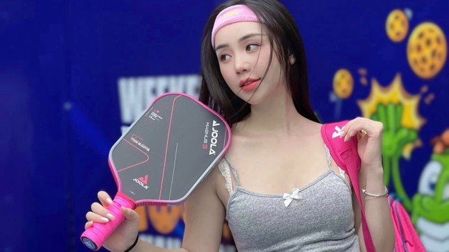 Mặc quần áo như các bà, các mẹ đi chơi Pickleball, Quỳnh Kool, Quỳnh Nga bị chê thách thức dư luận - Ảnh 3.