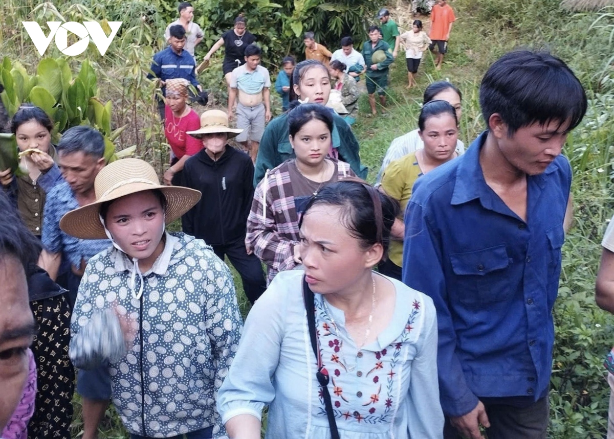 Khẩn trương tìm kiếm cháu bé nghi đi lạc trong rừng sâu ở Yên Bái- Ảnh 1.