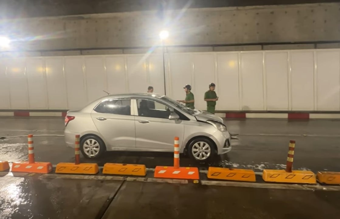 &Ocirc; t&ocirc; bốc ch&aacute;y, phong toả hầm Thủ Thi&ecirc;m để dập lửa- Ảnh 2.