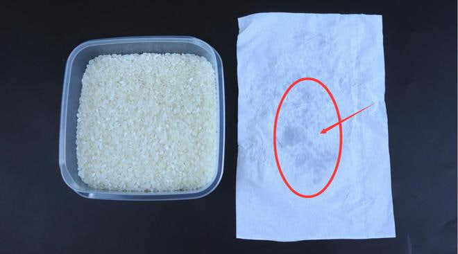 D&ugrave;ng giấy ăn g&oacute;i gạo lại rồi nắm trong l&ograve;ng b&agrave;n tay: Mẹo nhỏ gi&uacute;p bạn kh&ocirc;ng bị lừa khi đi chợ - Ảnh 1.