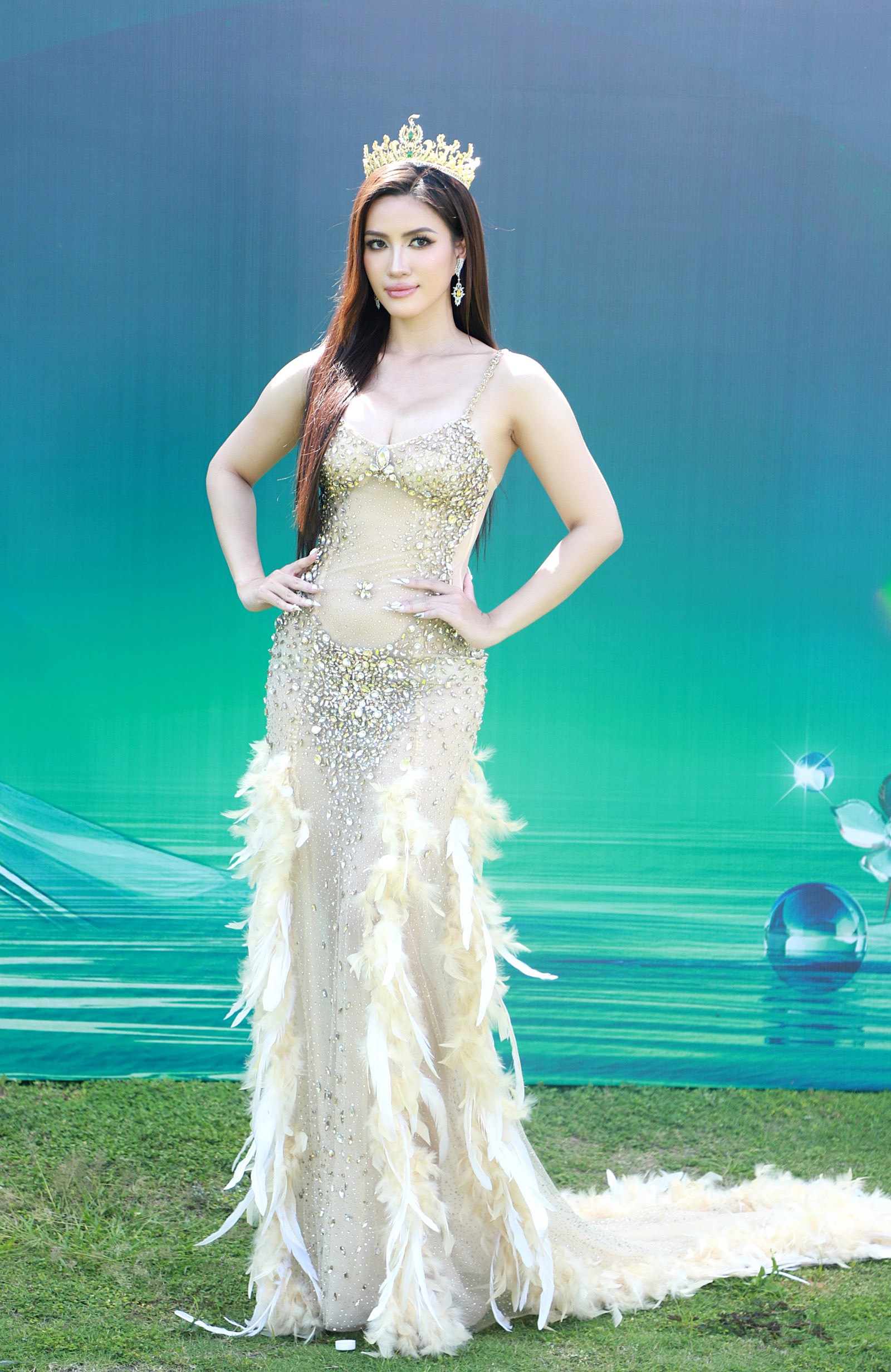 Thảm đỏ Miss Grand Vietnam: Lương Thùy Linh lộ eo kém thon, Thùy Tiên không hở bạo vẫn nổi giữa dàn mỹ nhân &quot;nóng bỏng&quot;- Ảnh 5.