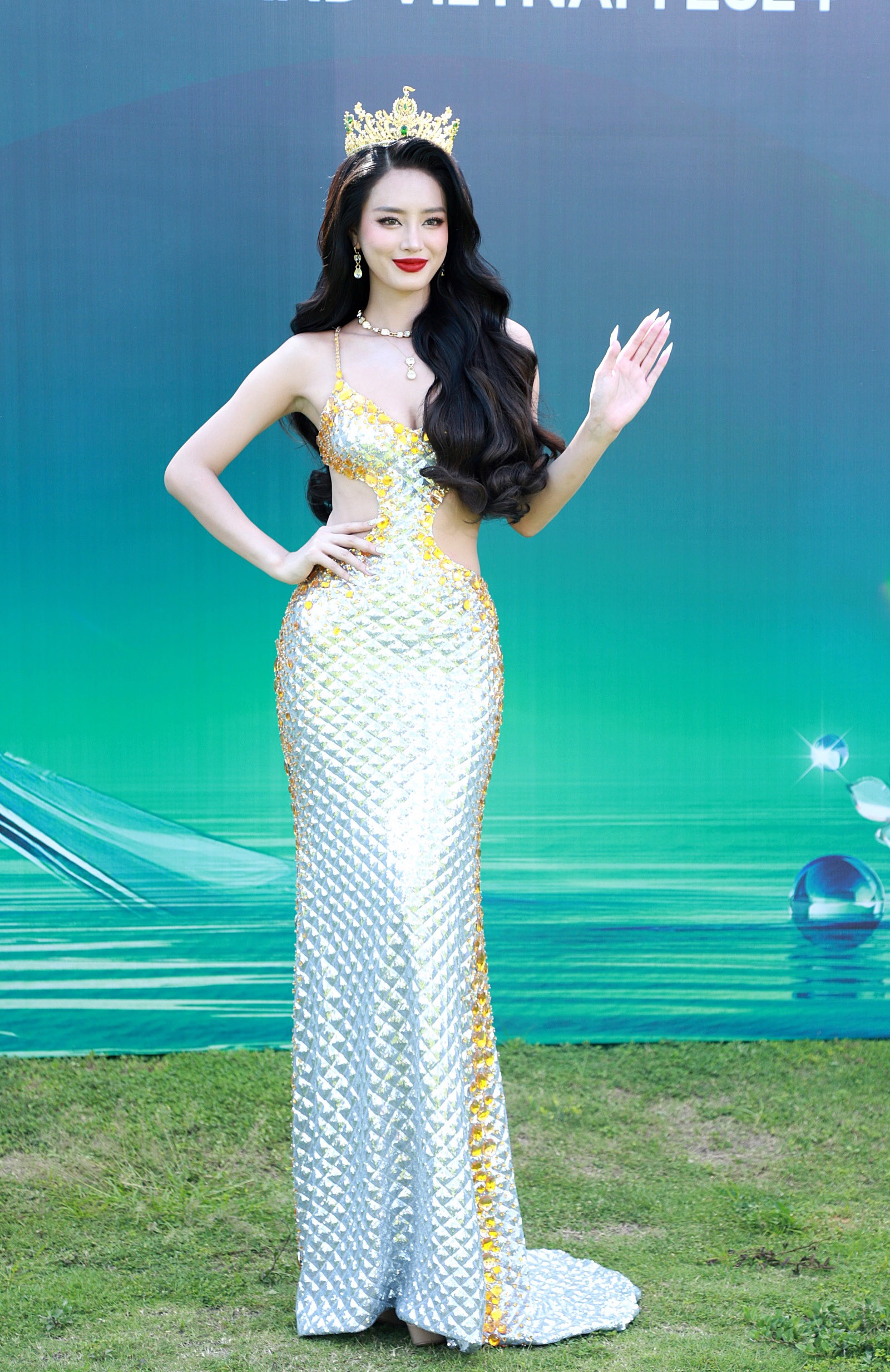 Thảm đỏ Miss Grand Vietnam: Lương Thùy Linh lộ eo kém thon, Thùy Tiên không hở bạo vẫn nổi giữa dàn mỹ nhân &quot;nóng bỏng&quot;- Ảnh 4.