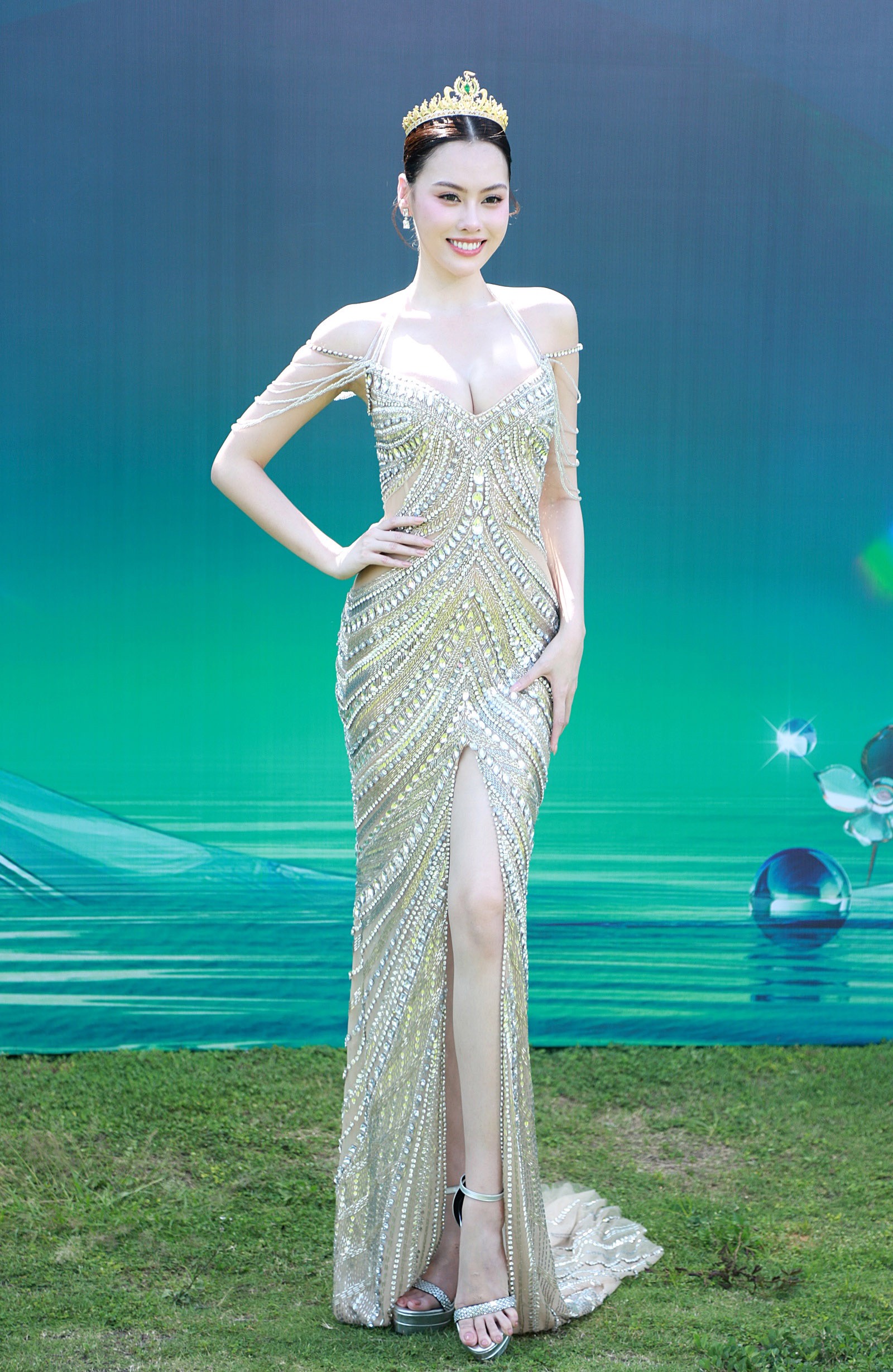 Thảm đỏ Miss Grand Vietnam: Lương Thùy Linh lộ eo kém thon, Thùy Tiên không hở bạo vẫn nổi giữa dàn mỹ nhân &quot;nóng bỏng&quot;- Ảnh 6.