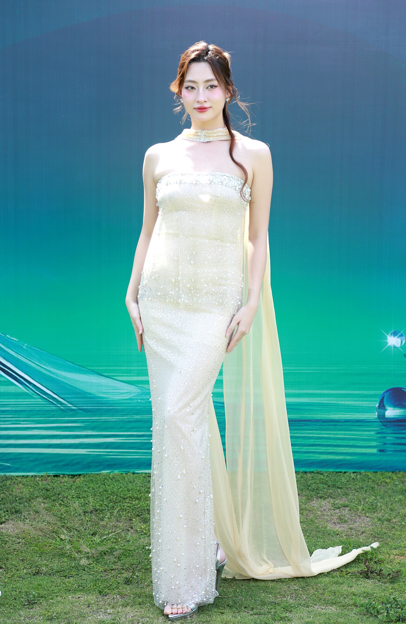 Thảm đỏ Miss Grand Vietnam: Lương Thùy Linh lộ eo kém thon, Thùy Tiên không hở bạo vẫn nổi giữa dàn mỹ nhân &quot;nóng bỏng&quot;- Ảnh 2.