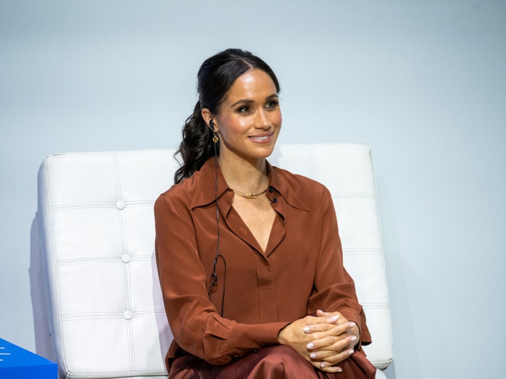 Royal fans suspect Meghan used a wig to complete her look during her visit to Colombia - Photo 3.