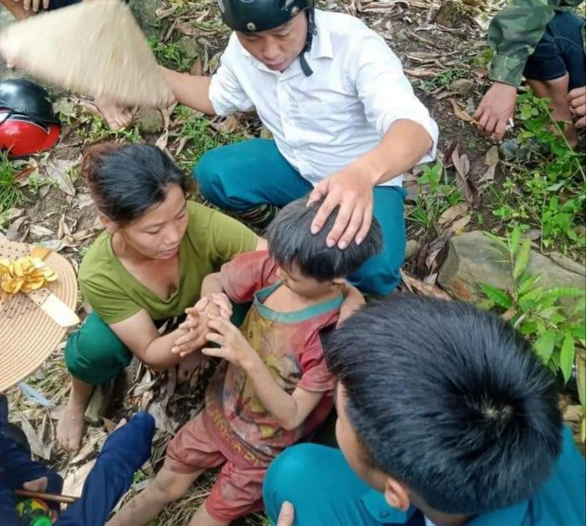 TIN VUI: Đã tìm thấy cháu bé bị lạc sau 4 ngày mất tích trong rừng ở Yên Bái- Ảnh 1.