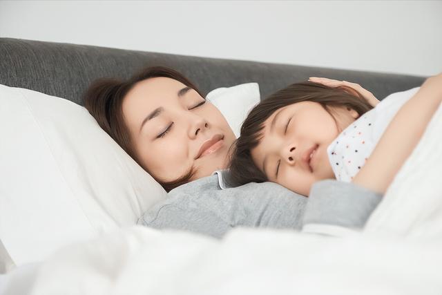 2 sự khác biệt điển hình giữa trẻ ngủ với mẹ và trẻ ngủ riêng khi lớn lên - Ảnh 1.