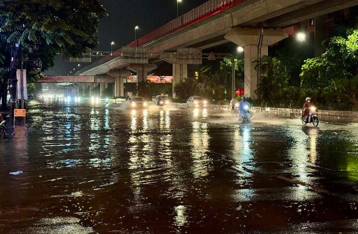 Mưa như trút nước trong đêm, nhiều tuyến phố Hà Nội ngập sâu, cây đổ la liệt - Ảnh 15.