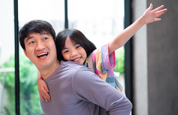 Trong qu&aacute; tr&igrave;nh nu&ocirc;i dạy con, c&aacute;c &ocirc;ng bố c&oacute; 3 ưu điểm lớn m&agrave; c&aacute;c b&agrave; mẹ kh&oacute; so s&aacute;nh được - Ảnh 1.