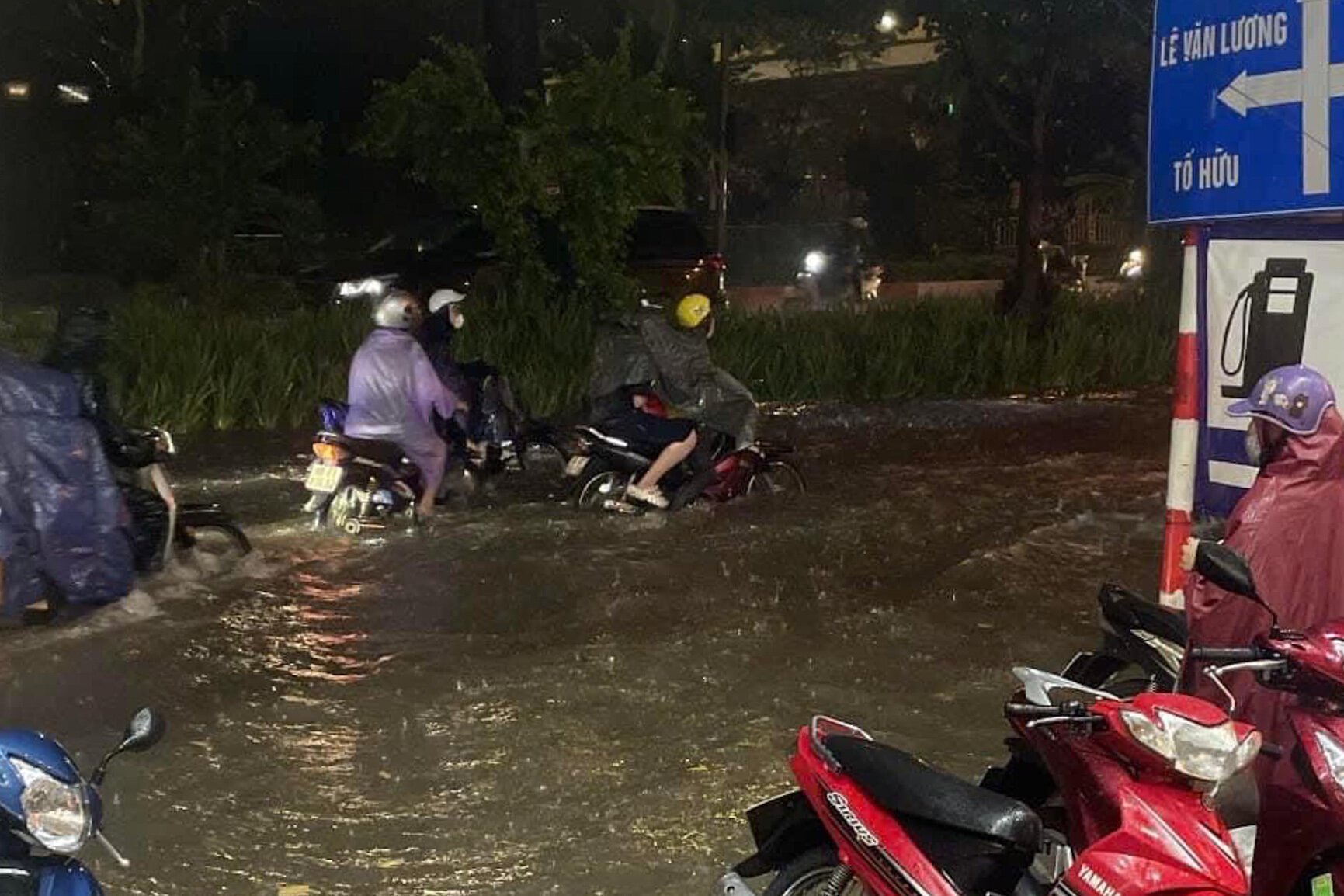 Mưa như trút nước trong đêm, nhiều tuyến phố Hà Nội ngập sâu, cây đổ la liệt - Ảnh 2.