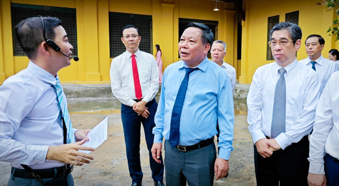 Đoàn đại biểu Thủ đô Hà Nội dâng hoa tại Tượng đài Chủ tịch Hồ Chí Minh - Ảnh 12.