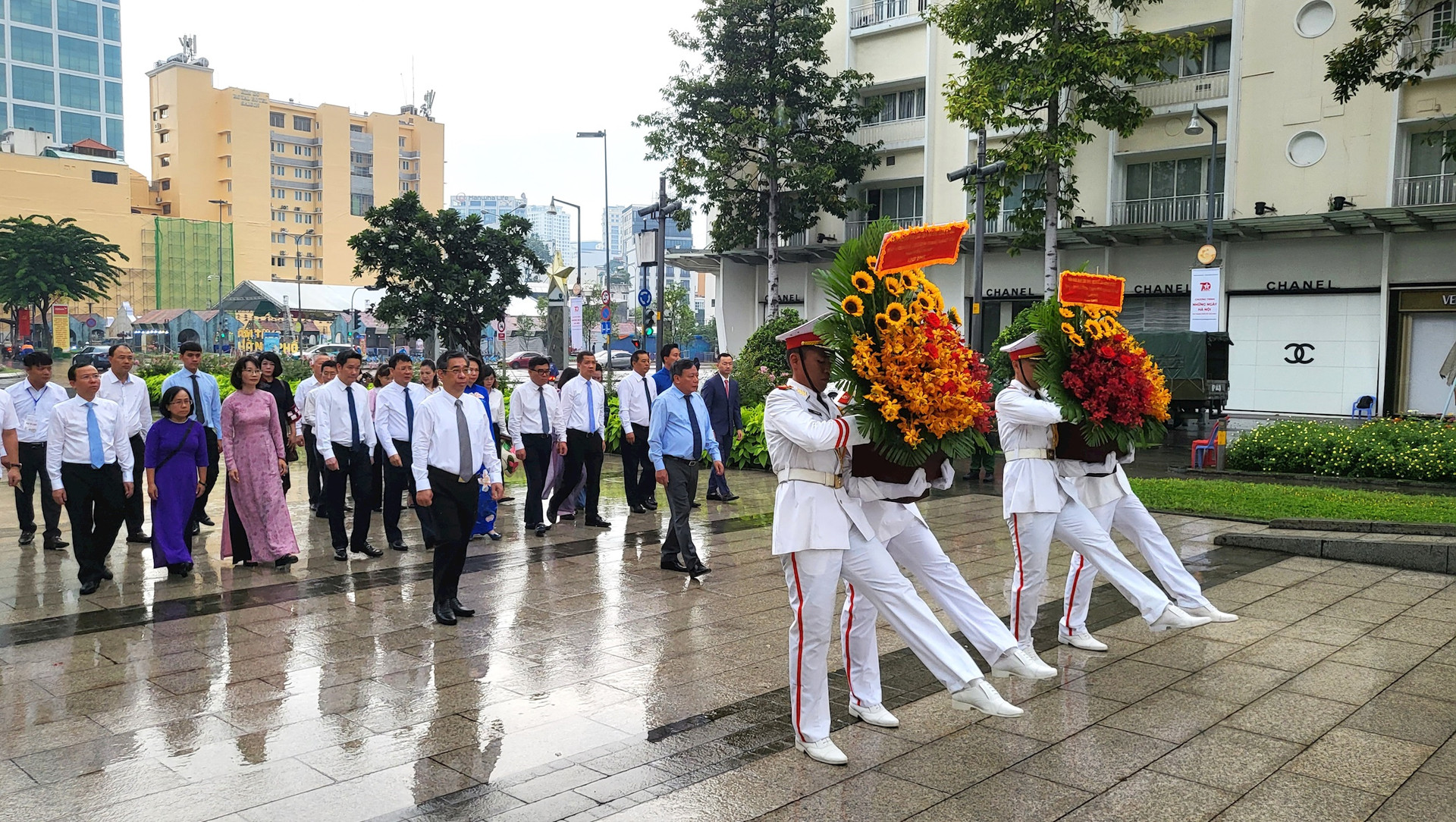 Đoàn đại biểu Thủ đô Hà Nội dâng hoa tại Tượng đài Chủ tịch Hồ Chí Minh - Ảnh 2.