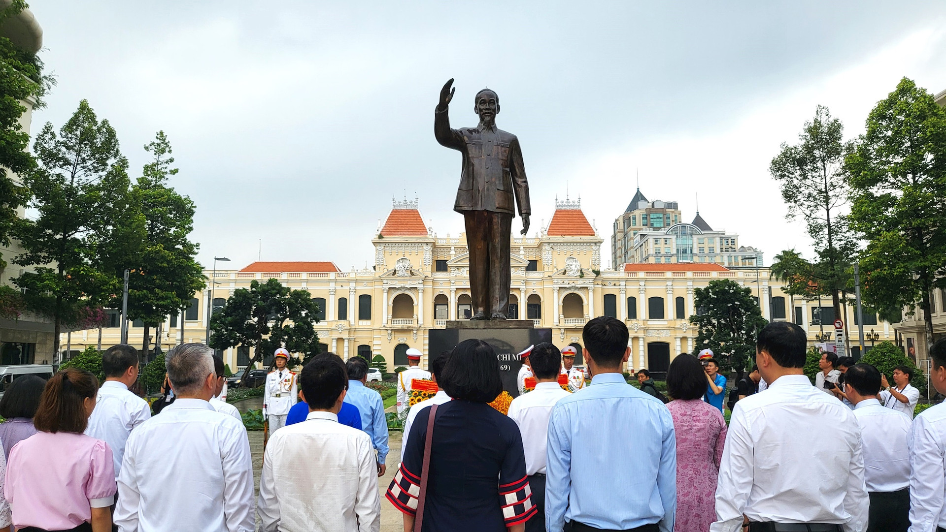 Đoàn đại biểu Thủ đô Hà Nội dâng hoa tại Tượng đài Chủ tịch Hồ Chí Minh - Ảnh 6.