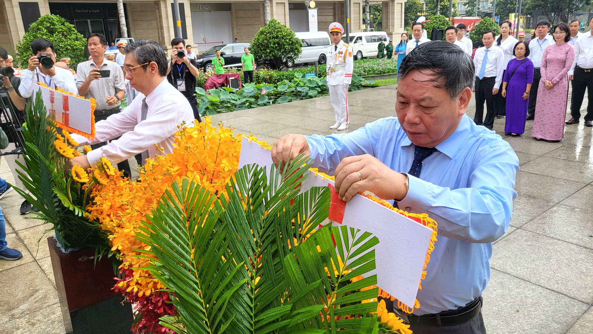 Đoàn đại biểu Thủ đô Hà Nội dâng hoa tại Tượng đài Chủ tịch Hồ Chí Minh - Ảnh 3.