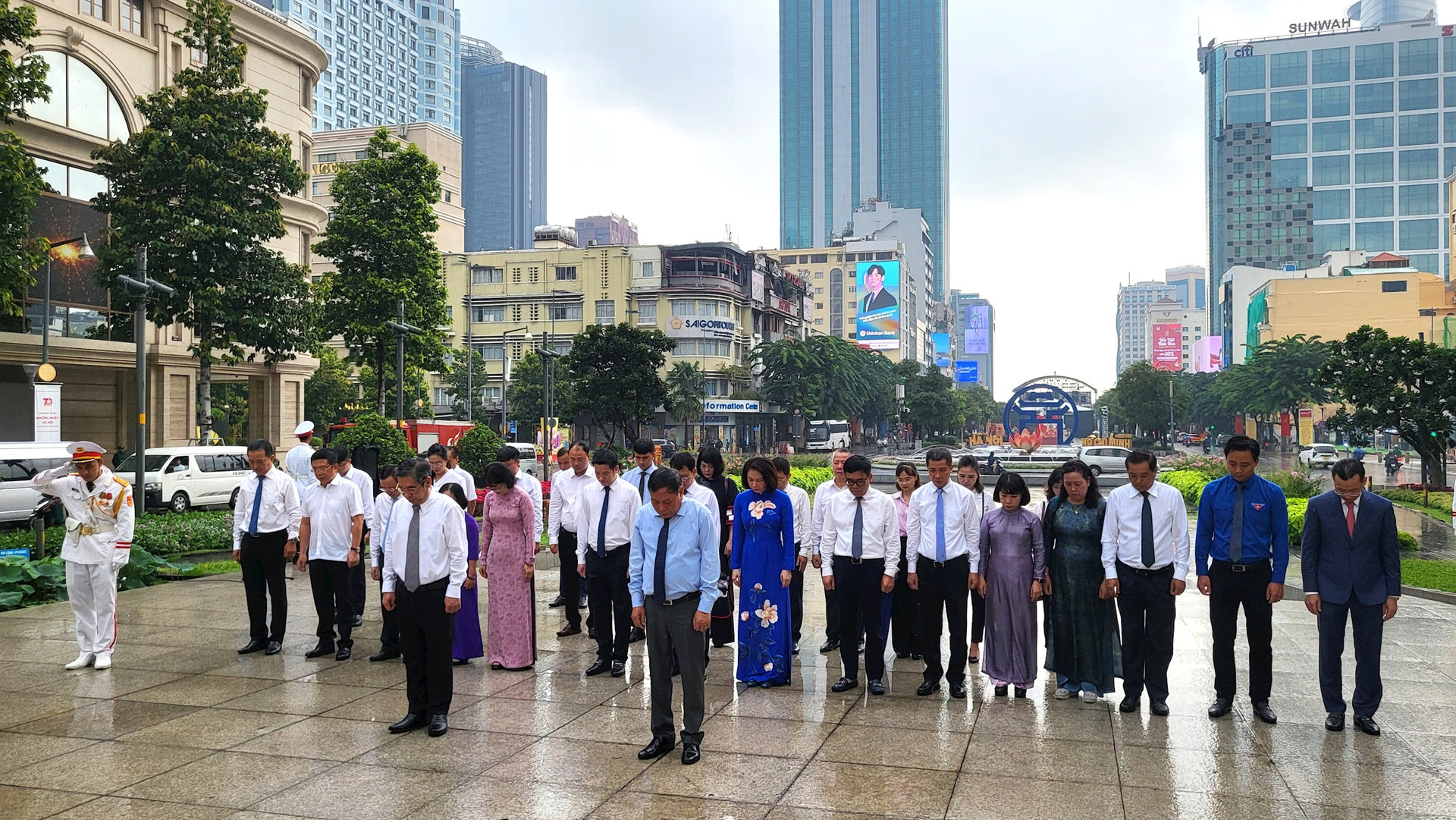 Đoàn đại biểu Thủ đô Hà Nội dâng hoa tại Tượng đài Chủ tịch Hồ Chí Minh - Ảnh 4.