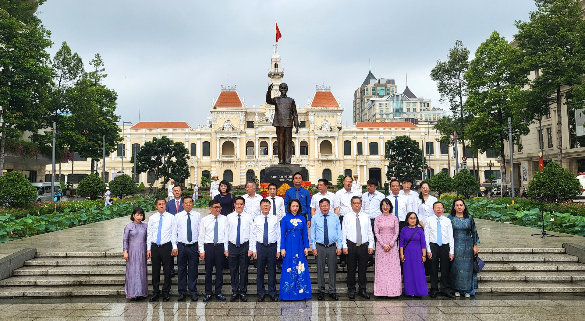 Đoàn đại biểu Thủ đô Hà Nội dâng hoa tại Tượng đài Chủ tịch Hồ Chí Minh - Ảnh 7.