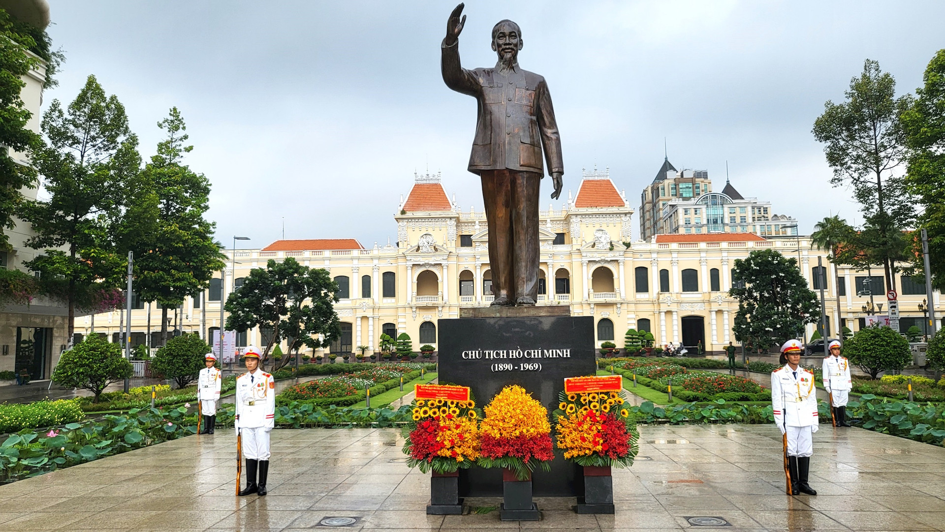 Đoàn đại biểu Thủ đô Hà Nội dâng hoa tại Tượng đài Chủ tịch Hồ Chí Minh - Ảnh 5.